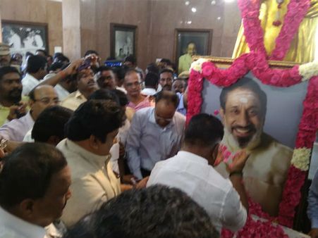 நடிகர் சிவாஜி பிறந்தநாள்.. சிலைக்கு மரியாதை செலுத்திய துணை முதல்வர் ஓ.பி.எஸ்