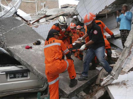 வாரி சுருட்டிய சுனாமி.. இந்தோனேஷியாவில் ஒரே இடத்தில் 1000 உடல்கள் புதைப்பு!!