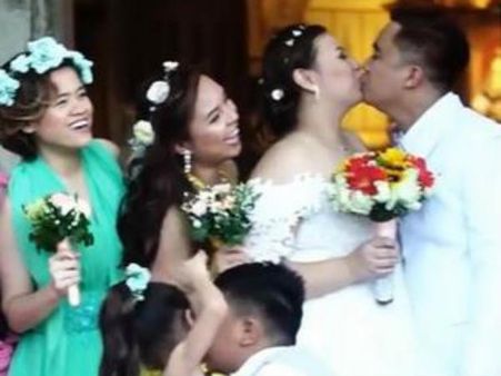 அடேய்களா.. கிஸ்ஸடிக்க சொன்னது அவிங்கள.. நீ வாயை வச்சுட்டு சும்மா இருடா!