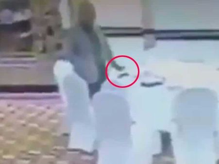 அசிங்கம்.. அவமானம்.. கோட் சூட் போட்ட ஒரு அதிகாரி செய்யற வேலையா இது?