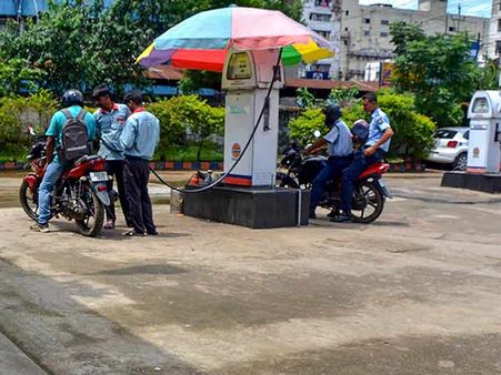 பெட்ரோல், டீசல் விலையில் இன்றும் ஏற்றம்.. உச்சத்தை தொட்டது!