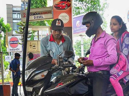 அமலுக்கு வந்த பெட்ரோல், டீசல் விலை குறைப்பு.. தமிழகத்தில் விலை என்ன?