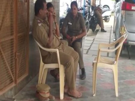 பூட்ஸ் மீது தொப்பியை வைத்துவிட்டு டூட்டி பார்த்த போலீஸ்... சமூகவலைதளத்தில் வைரல்!
