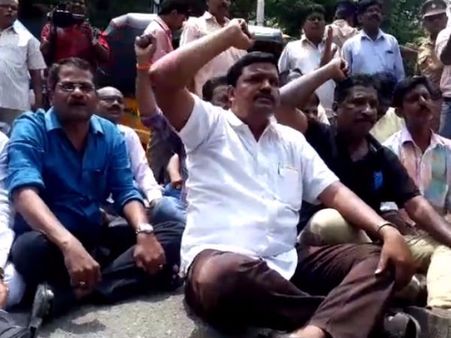 ஒன்று திரண்ட ஊடகவியலாளர்கள்.. நக்கீரன் கோபால் கைதுக்கு எதிராக போராட்டம்!