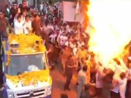 ராகுல் காந்தியின் ம.பி ஊர்வலத்தில் வெடித்த ஹீலியம் குண்டு.. பரபரப்பு வீடியோ!