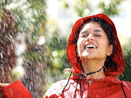 குளிர் பரவும் தேகத்தில்.. முட்டிக் கொண்டு நிற்கிறது உன் முத்தத் துளிகள் #மழை