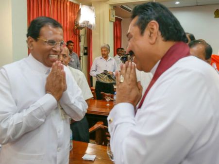 ஷாக் கொடுத்த ராஜபக்சே, சிறிசேனா கூட்டணி... அரசியல் சாசன நெருக்கடியை நோக்கி இலங்கை?