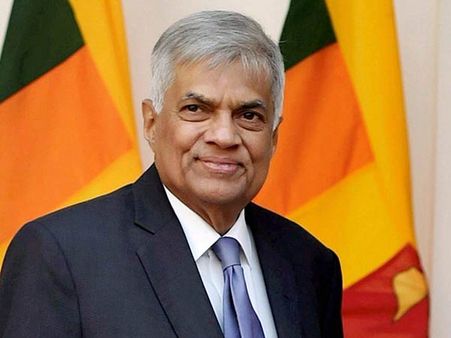 ரணில் வீட்டிற்கு கரண்ட் கட்.. சிறிசேனா அதிரடி நடவடிக்கை.. இலங்கையில் தொடரும் பரபரப்பு!