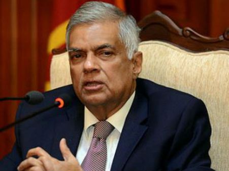 நான்தான் பிரதமராக தொடர்கிறேன்.. ரணில் விக்ரமசிங்கே அறிவிப்பால் இலங்கையில் பெரும் குழப்பம்