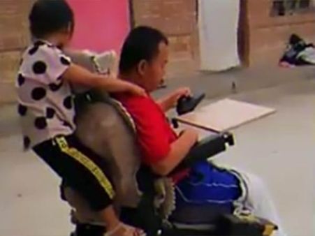 குட்டி தேவதை ஜியாஜியா.. தந்தைக்கு தாயாகிப்போன 6 வயது மகள்!