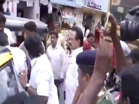 மாற்றுத்திறனாளிக்கு செயற்கை கால் பொருத்திய ஸ்டாலின்.. நெகிழ்ந்த செல்வராஜ்!