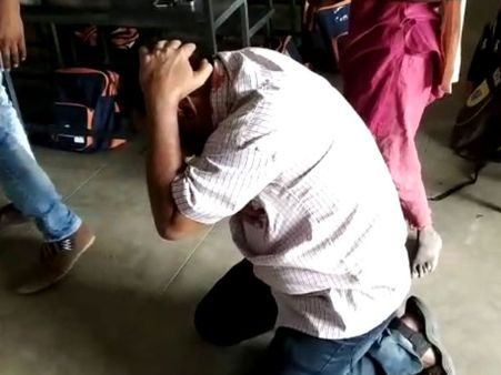 மாணவியின் டிரஸ்ஸை கழற்ற சொன்ன கணக்கு வாத்தியார்.. மாணவர்கள் கண் முன் சரமாரியாக வெளுத்த பெற்றோர்!