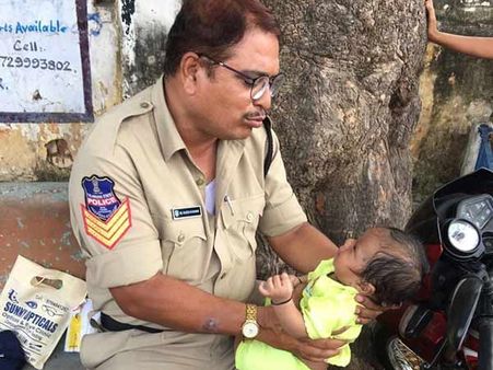 ஆண் காக்கிக்குள் சுரந்த தாய்மை.. அழுவதை விட்டு சிரித்த குட்டிப் பாப்பா.. வைரல் போட்டோ!