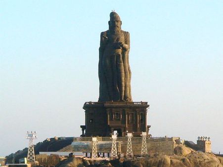 குமரி முனையில் நிற்கும் கம்பீர திருவள்ளுவரை மறக்க முடியுமா.. இந்தியாவின் உயரமான சிலைகள் இவைதான்!