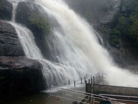 ஆஹாவென ஆர்ப்பரிக்கும் அருவிகள்.. வெண் நுரை பொங்க கொட்டும் நீர்.. குளிக்க தடை!