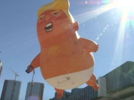 காற்றில் பறக்கிறது ட்ரம்ப்பின் மானம்.. பேபி பலூனில் அழுமூஞ்சு அதிபரின் முகம்