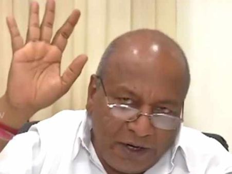 24 லாக்கர்கள், 30 வங்கிக்கணக்குகள் முடக்கம்... வைகுண்டராஜனிடம் முடியாத விசாரணை!