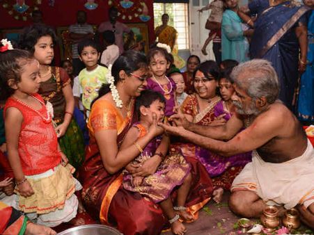 விஜயதசமி வித்யாரம்பம் - கூத்தனூர் சரஸ்வதி கோவிலில் குவிந்த மக்கள்