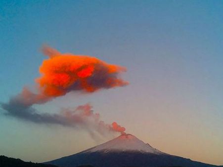 தீ பிடித்த ஆகாயம்.. வானத்தை ஆக்கிரமித்த லாவா குழம்பு.. அதிர வைக்கும் மெக்சிகோ எரிமலை வெடிப்பு