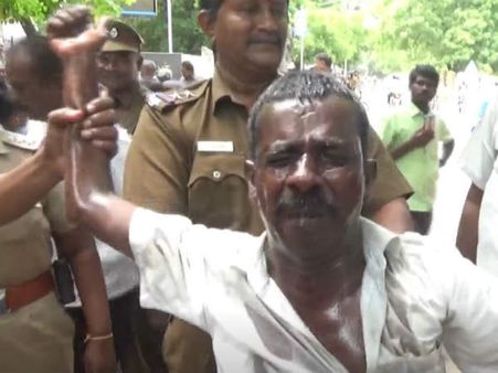 என் பொண்டாட்டி என்னை கொல்ல பாக்கிறா.. கலெக்டர் ஆபீசில் தற்கொலைக்கு முயன்ற கணவன்