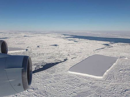 செவ்வக வடிவில் 2 ராட்சச ஐஸ் பாறை.. விஞ்ஞானிகளை உறைய வைத்த வடிவம்.. அண்டார்டிகா அதிசயம்!