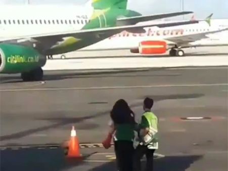 ஏர்போர்ட்டிற்கு லேட்டாக வந்த பெண்.. ஓடும் விமானத்தை துரத்தி ரன்வேயில் ஓடிய அதிசயம்.. என்ன நடந்தது?
