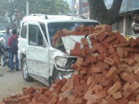 இறுதி அஞ்சலிக்குப் போன போது விபத்தில் சிக்கிய குடும்பம்.. காப்பாற்றிய நபர் பரிதாப மரணம்!