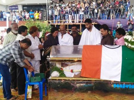 40 வருட நண்பனை இழந்துவிட்டேனே.. அம்பரீஷை பார்த்து உடைந்து அழுத ரஜினிகாந்த்!