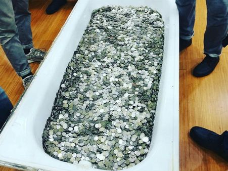 என்னப்பா சொல்றீங்க.. அள்ளிட்டு வந்திருக்கீங்களா.. மாஸ்கோவை அலறடித்த யூத்துகள்!