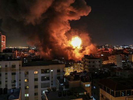 இஸ்ரேல் மீது 300 ராக்கெட்டுகளை ஏவிய போராளி குழு.. மீண்டும் ரத்த பூமியாகும் காஸா.. பகீர் வீடியோ!