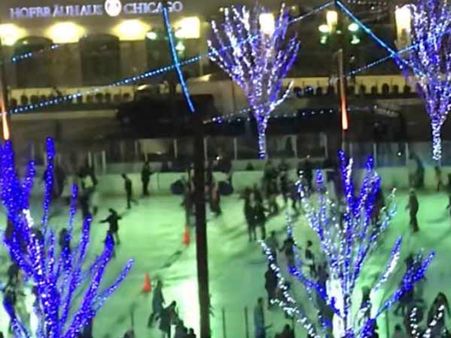 பனியோடு உறவாடி.. சறுக்கி சறுக்கி விளையாடி.. 