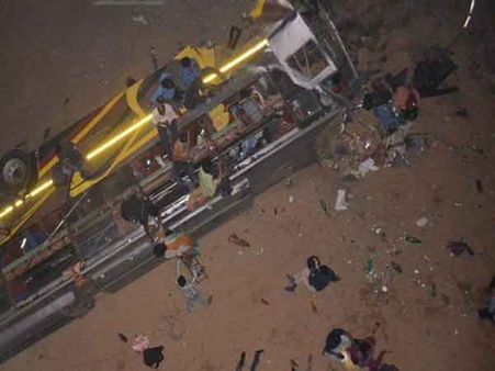 ஒடிஷாவில் பாலத்தில் இருந்து ஆற்றில் விழுந்த தனியார் பேருந்து: 12 பேர் பலி, 49 பேர் காயம்