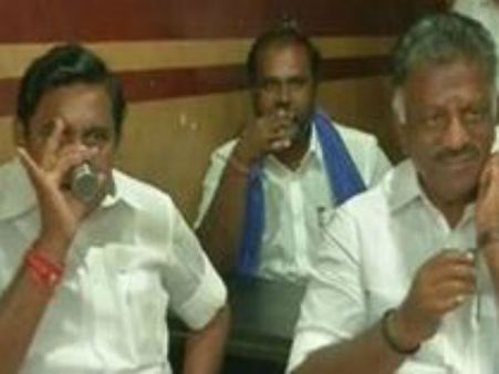 ஆஹா.. கிளாஸை ஆத்தி ஆத்தி டீ குடிக்கிறது யாருன்னு பாத்தீங்களா?