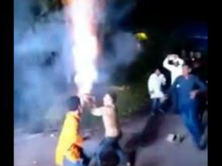 இப்படியா பட்டாசு கொளுத்தறது.. தலைதெறிக்க ஓடிய மக்கள்.. பரபரப்பு வீடியோ