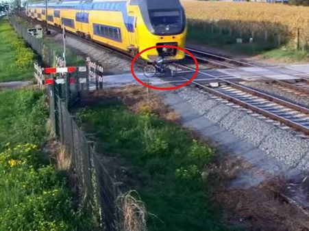 ரயில்வே கிராஸிங்கில் ஓடிய நபர்.. இரண்டு புறமும் வேகமாக வந்த ரயில்.. அடுத்து நடந்த ஆச்சர்யம்!