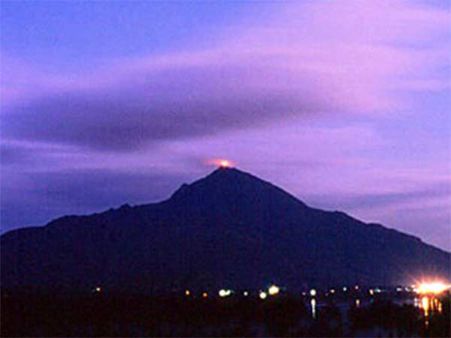 திருவண்ணாமலை கார்த்திகை தீபம் - மலை மீது மகா தீபம் ஏற்றப்பட்டது - பக்தர்கள் அரோகரா முழக்கம்