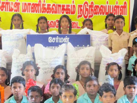 கஜா நிவாரணம்.. அரிசி அனுப்பி வைத்த இளம் மாணவர்கள்.. சபாஷ் போடுங்கள் இந்த பிஞ்சுகளுக்கு.. !