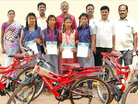 சைக்கிளிங் போட்டி.. தங்கம் வென்ற அரசு பள்ளி தங்கங்கள்.. சபாஷ் போடுங்க வாங்க!