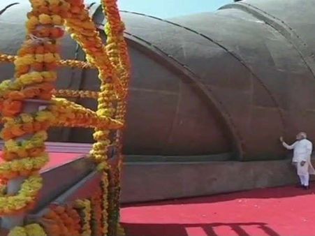 சிலைக்கு கீழே இருக்குறது என்ன? மோடி பற்றி குத்து ரம்யா செய்த சர்ச்சைக்குரிய டிவிட்!