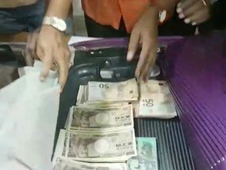 கட்டுக்கட்டாக வெளிநாட்டு பணம், தங்கம் பறிமுதல்.. திருச்சி ஏர்போர்ட்டில் திக்.. அதிகாரிகள் விசாரணை