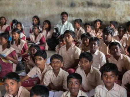 ஏழைக் குழந்தைகளின் கல்விக்காக... போலீஸ் ஸ்டேசனை வகுப்பறையாக மாற்றிய இன்ஸ்பெக்டர்!