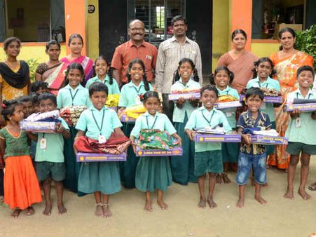 ஊதிய உயர்வு கேட்டு போராடும் ஒருசிலர் எங்க.. சொந்த செலவில் பட்டாசு வாங்கி கொடுத்த ஜெயக்குமார் எங்க!