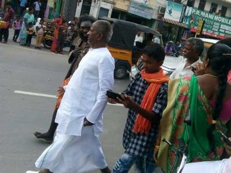 சாலையில் நடப்பது யார்னு பாருங்க.. இதனால்தான் இவர் ராஜா!!