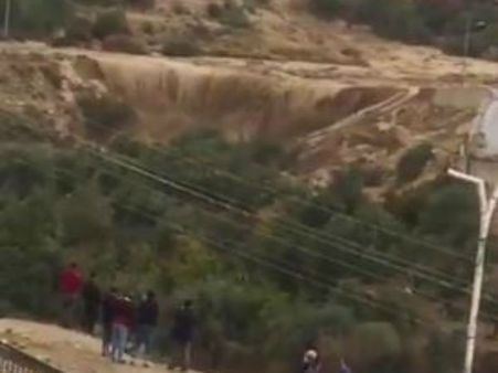 ஓ மை காட்.. ஜோர்டானை உலுக்கும் வெள்ளம்.. வீடியோ பாருங்க!