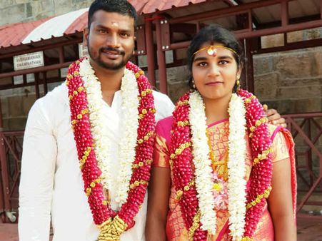 ஊருக்குள் எங்களை மிரட்டுகிறார்கள்.. கணவருடன் போலீஸில் தஞ்சமடைந்த காடுவெட்டி குரு மகள்