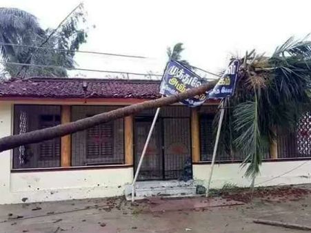 கஜாவிடம் சிக்கி சேதமடைந்த கருணாநிதி வீடு.. திருக்குவளைக்கு விரைந்தார் மு.க.அழகிரி