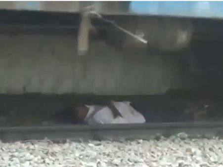 தண்டவாளத்தை கடக்க முயற்சித்தபோது சரக்கு ரயிலில் சிக்கிய நபர்.. பதைபதைக்க வைக்கும் வீடியோ வைரல்