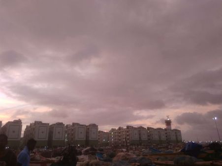 கஜா புயல் எதிரொலி.. மெரீனாவுக்கு வரும் மக்களை வெளியேற்றுகிறது போலீஸ்