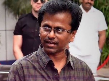 சர்கார் படம் வன்முறையை தூண்டுகிறதாம்.. ஏ.ஆர்.முருகதாஸ் மீது சென்னை போலீஸ் கமிஷனரிடம் புகார்