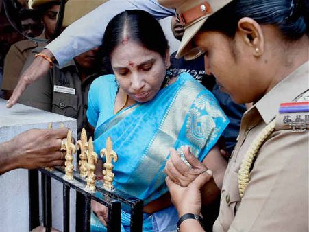 துணி தைத்து சேர்த்த ரூ. 1000.. கஜா புயல் நிவாரணத்திற்கு அளித்தார் நளினி